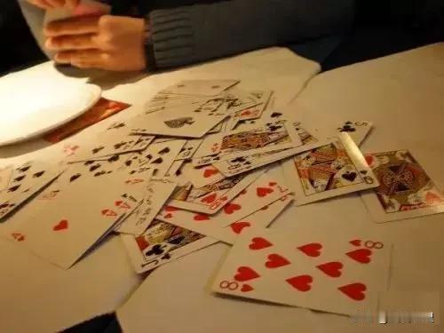 今年过年时出现的一个现象，客观地反映了去年的经济状况。因为村里娱乐活动匮乏，打