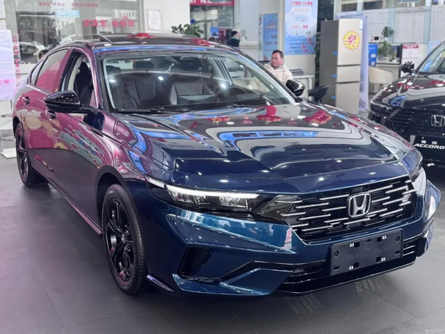 2025新款本田雅阁中期改款车型新车为中期改款车型，外观基本延续在售第十一代雅