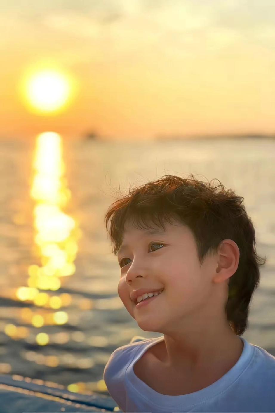 蔡国庆带8岁儿子海边度假！庆宝颜值复刻爸爸，精神富养太让人羡慕