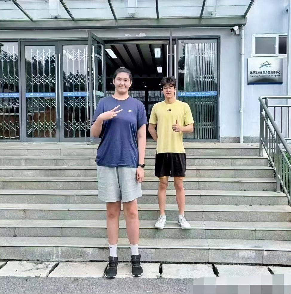 没想到：潘展乐也有“这么矮”的一天😂大家看看，潘展乐在巨人张子宇面前，太迷