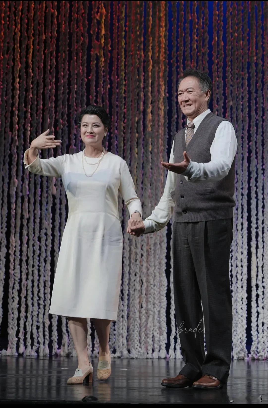 这一对，咋越活越年轻呀。8月16，李幼斌、史兰芽现身话剧舞台，54岁的史兰芽，