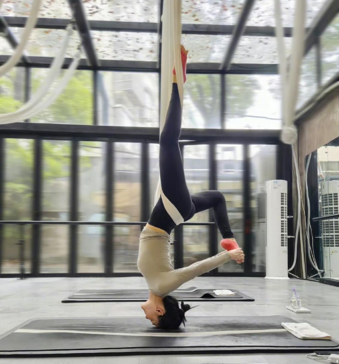 我问开瑜伽馆的表姐，谢娜空中倒立啊，她的瑜伽是不是太厉害了？你手下有跟他这么