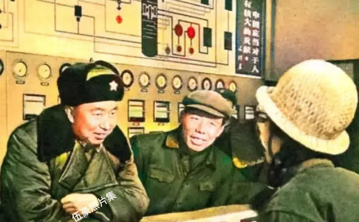 1975年，辽宁海城地震后，华国锋同志视察鞍钢，披着朴素的军大衣和军帽，正在和工