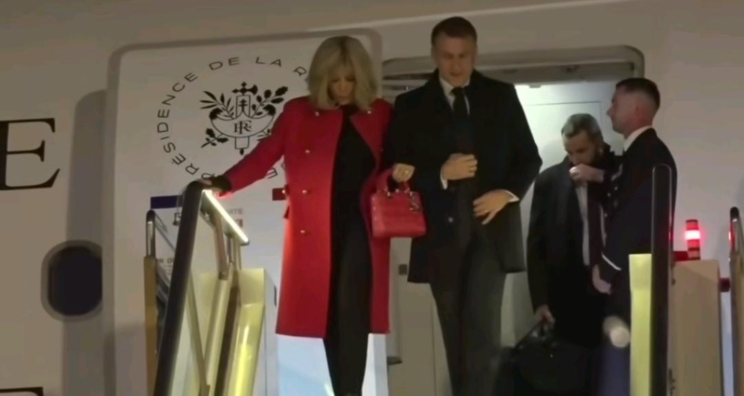 12月3日傍晚，布里吉特作为第一夫人跟随丈夫来华访问，72岁的她穿衣再次让人亮眼