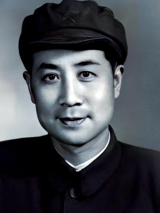 有这样一个人，出身地主家庭，却毅然投身革命；明明是共产党员，却顶着国民党少将、汪