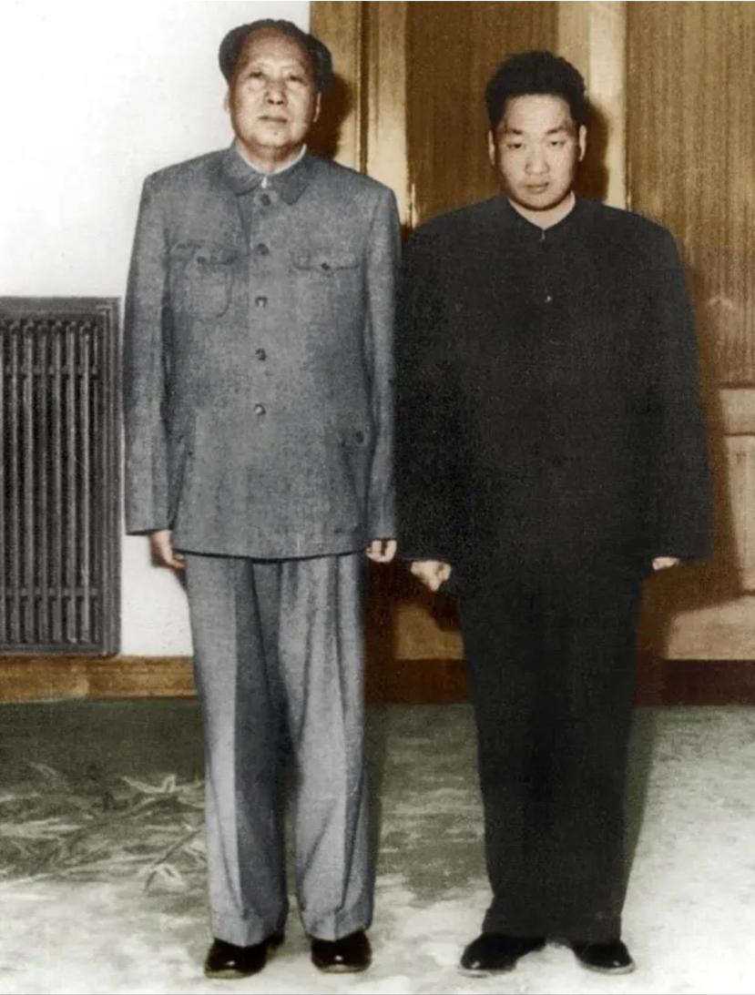 这是1962年毛主席和唯一幸存的儿子毛岸青的合影，毛主席曾对身边的卫士长
