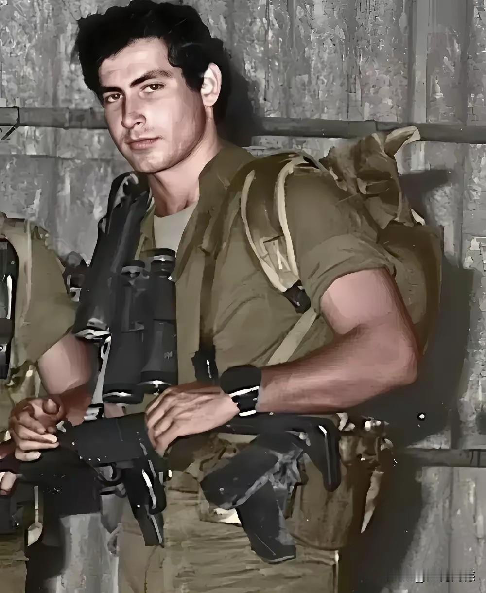 内塔尼亚胡年轻的时候，应该也是参过军的，穿上这身军装，拿着这些设备，看起来是非常