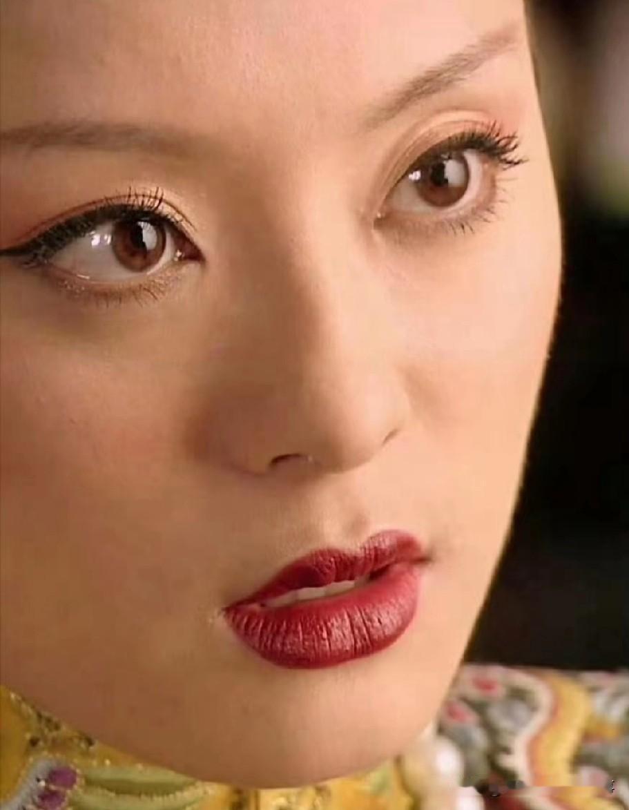 更绝的是打光和审美！圆明园花园里甄嬛拉着灵犀、槿汐走路的镜头，光影氛围感直接拉满