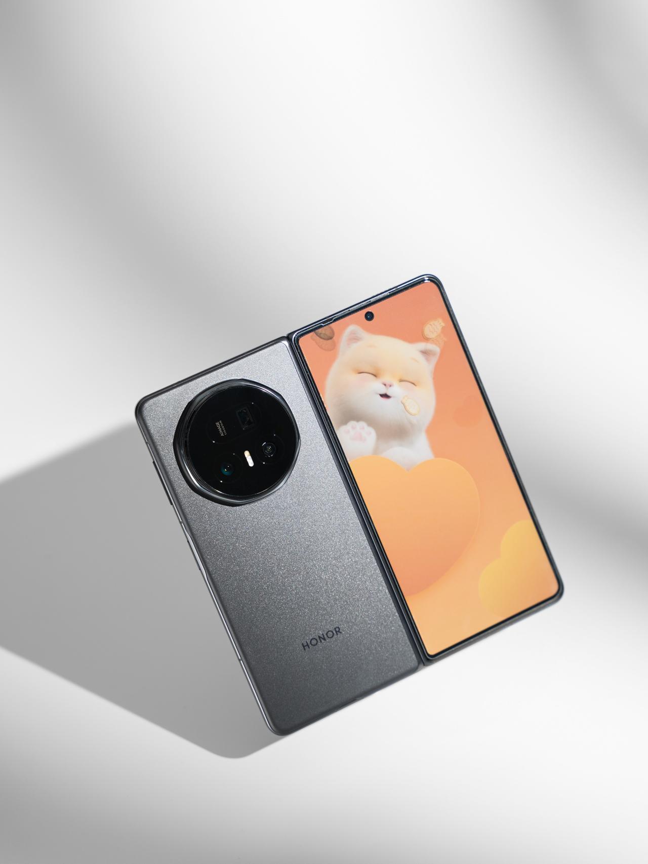 来多几张MagicV5。拍照时的外屏互动动画，对于拍娃拍宠物更加友好了；影