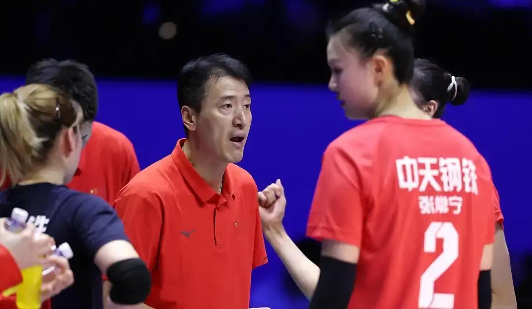 蔡斌坐在沸腾的体育馆里，一动不动。摄像机三次扫过他，他都在低头记录。赛后他