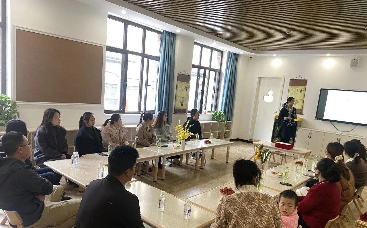 甘肃天水褐石培心幼儿园的这个事，直接把幼儿园精美的宣传包装戳破了。我看幼