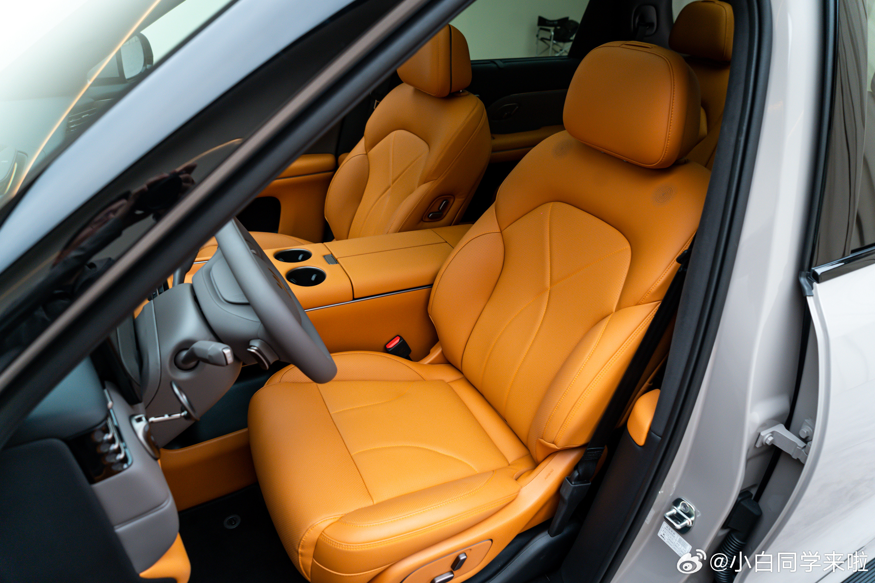 智己LS8实拍图分享给大家，智己的8系旗舰SUV。五座和六座都有，但主打