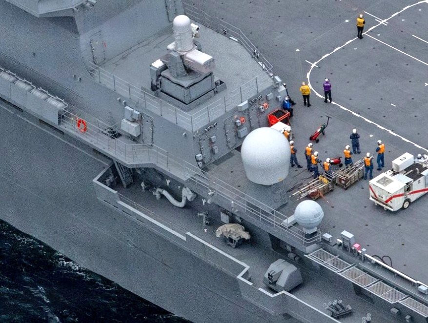 加贺号上的漂浮式声波干扰器发射器。