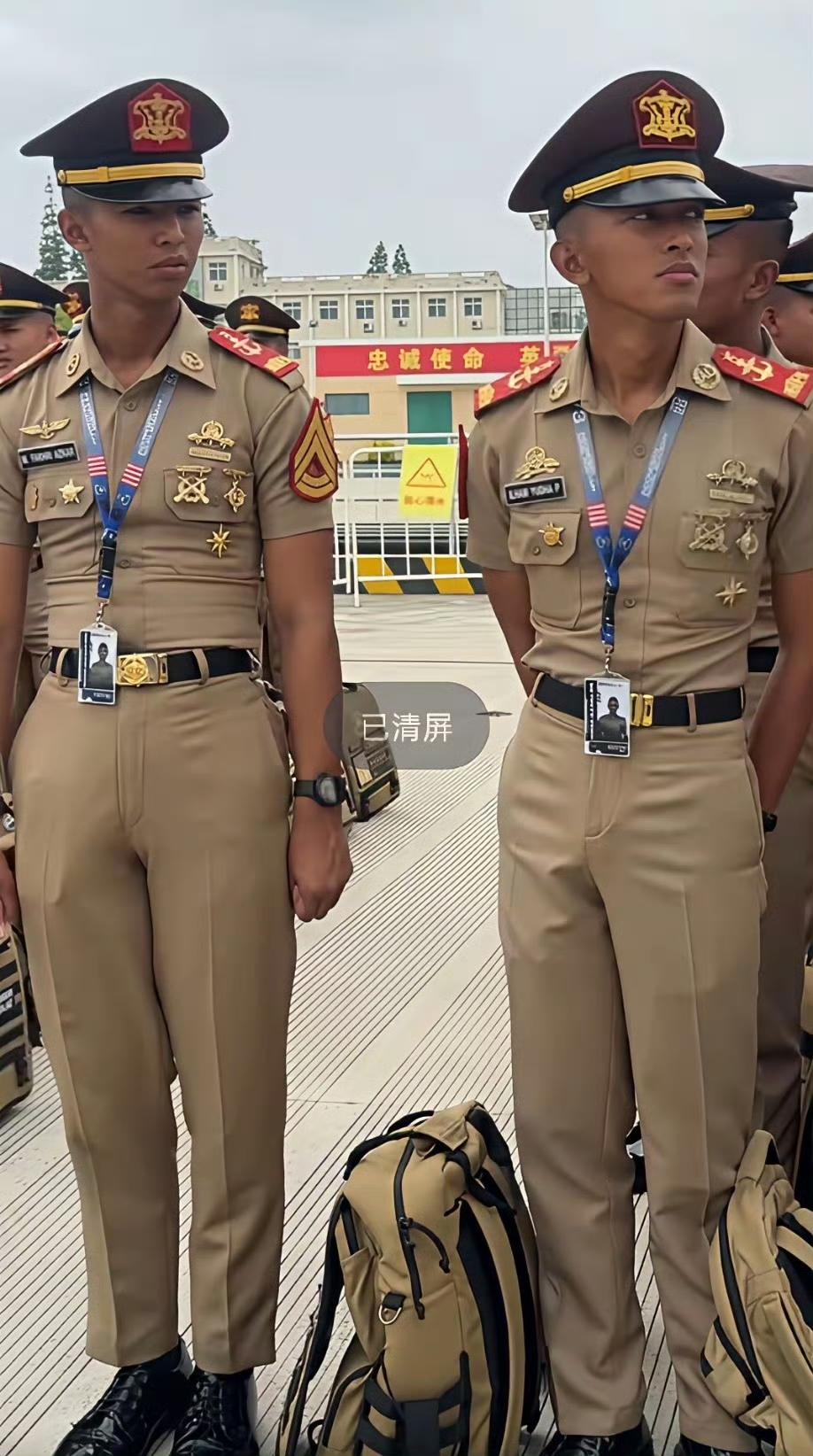 泰国军队的军服尺码卡的非常紧，​我感觉一动，衣服纽扣都会崩开！军队在泰国政治