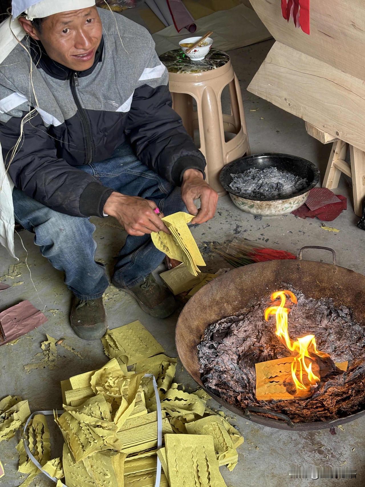外婆的葬礼上，来了个陌生男人，大人们都喊他小神经，可他却做着最温柔的事。他走