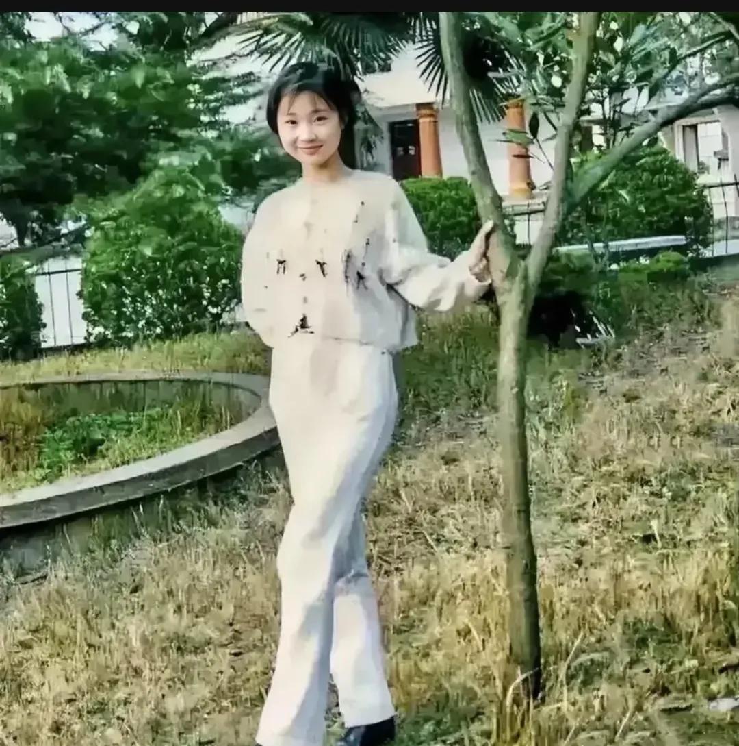 1996年，广州，一个年轻漂亮的女孩，留下了这张照片，那时的她，清纯靓丽，犹如初