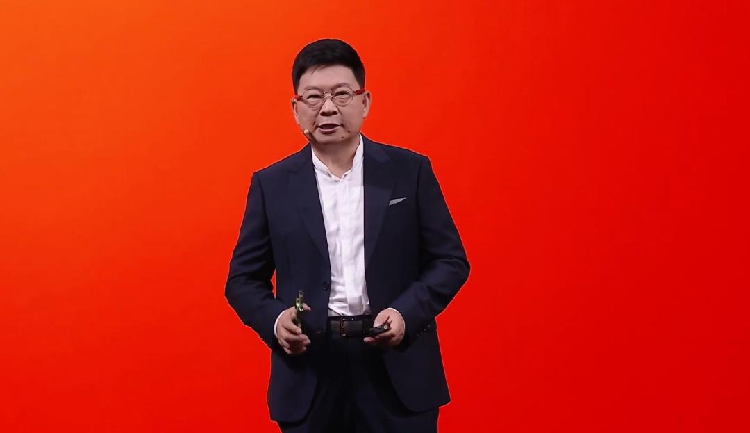 华为Mate90正式发布！余承东一口气讲了六分钟芯片！发布会结尾时，余承东站在台