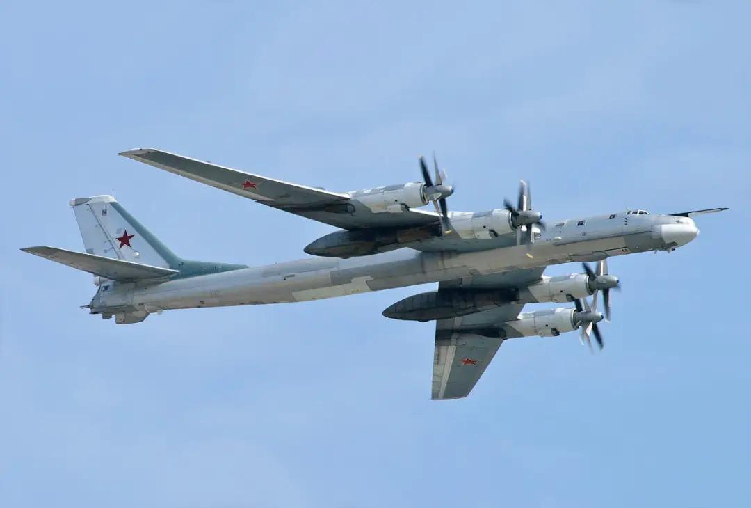 图-95MS骤然坠落，触地之前猛朝空中射击，打光弹药！一架图-95远