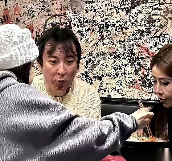 前脚刚有人在东京的拉面馆撞见他，后脚，王思聪在日本街头又被拍了。照片里，他眼袋