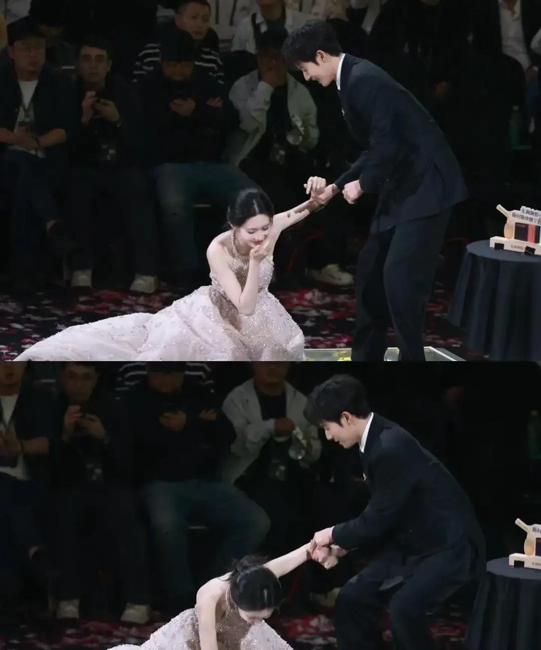 别再猜了。他手伸出去那0.5秒的停顿，就是整个CP行业的真相。红毯上摔倒，