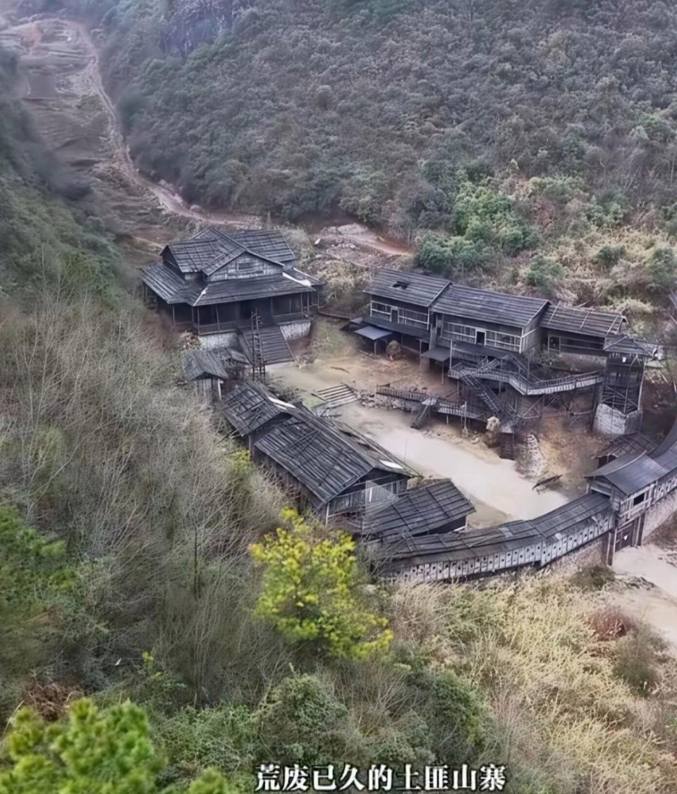为了拍电影建了土匪山寨，拍完就废弃了，有点可惜啊。