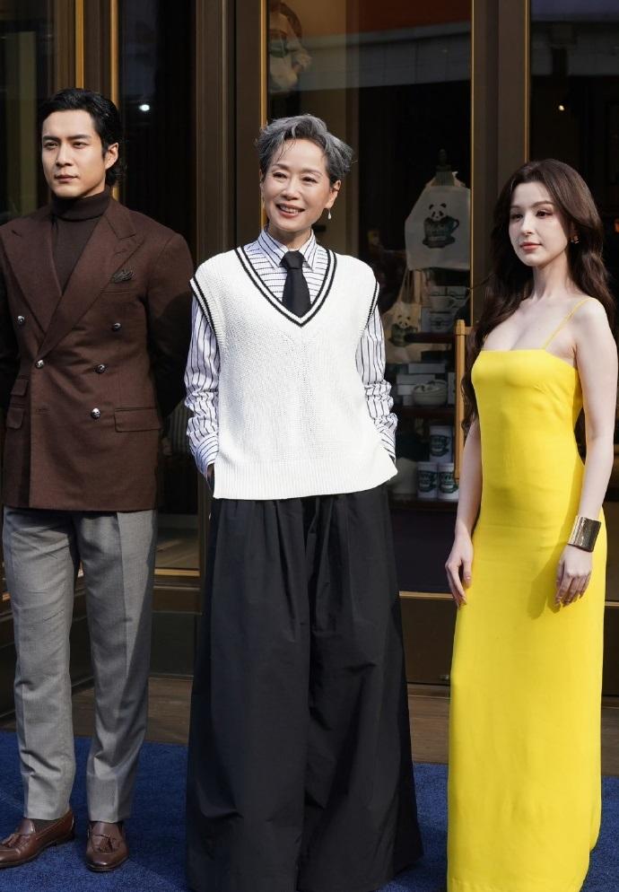 最近叶童在成都出席时尚活动，她这次走经典的黑白搭配风格，看上去格外的显年轻。