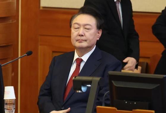 尹锡悦被继续羁押，心里肯定不悦还是不会配合特检组的调查！特检组也是想到了这一点，