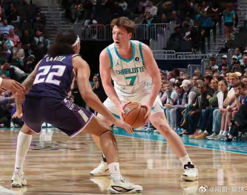 鲍尔20+6+8怀特27+5黄蜂主场44分狂胜国王豪取4连胜黄蜂44分大胜国