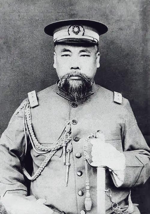 1911年11月3日，江苏巡抚程德全深感清王朝已无可救药，为了避免战争，他剪去发