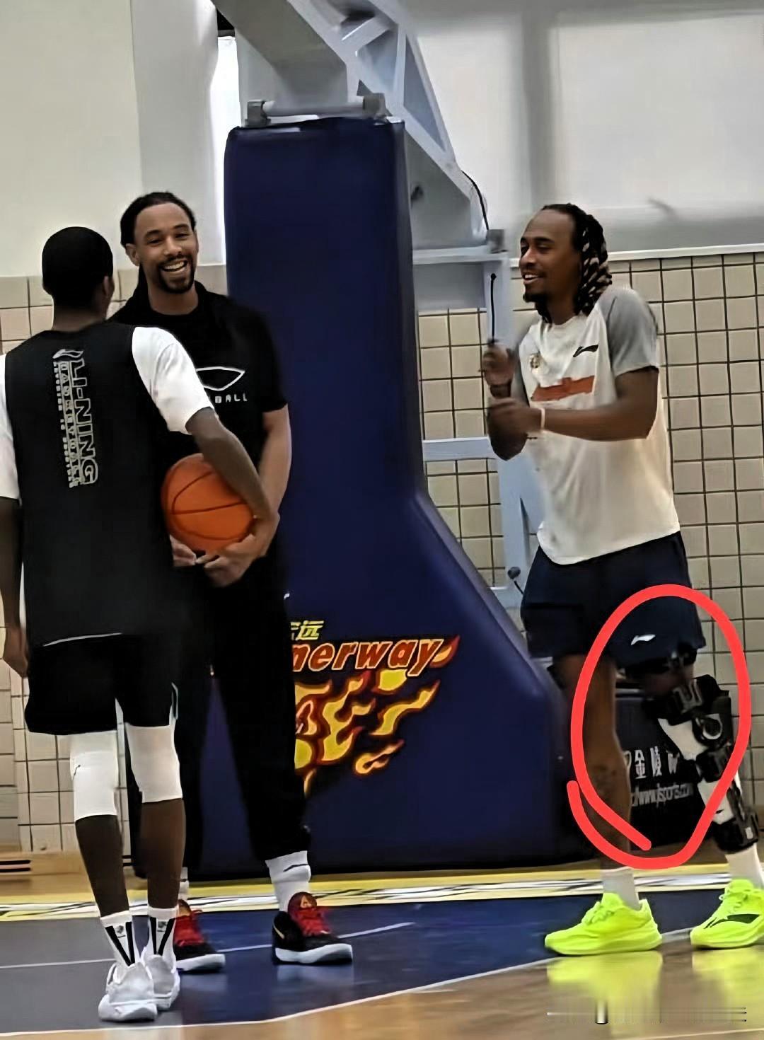 广东男篮外援麦考尔腿伤蛮重哦！照片看，已经戴上器械腿固定，恕我直言，并预测，没