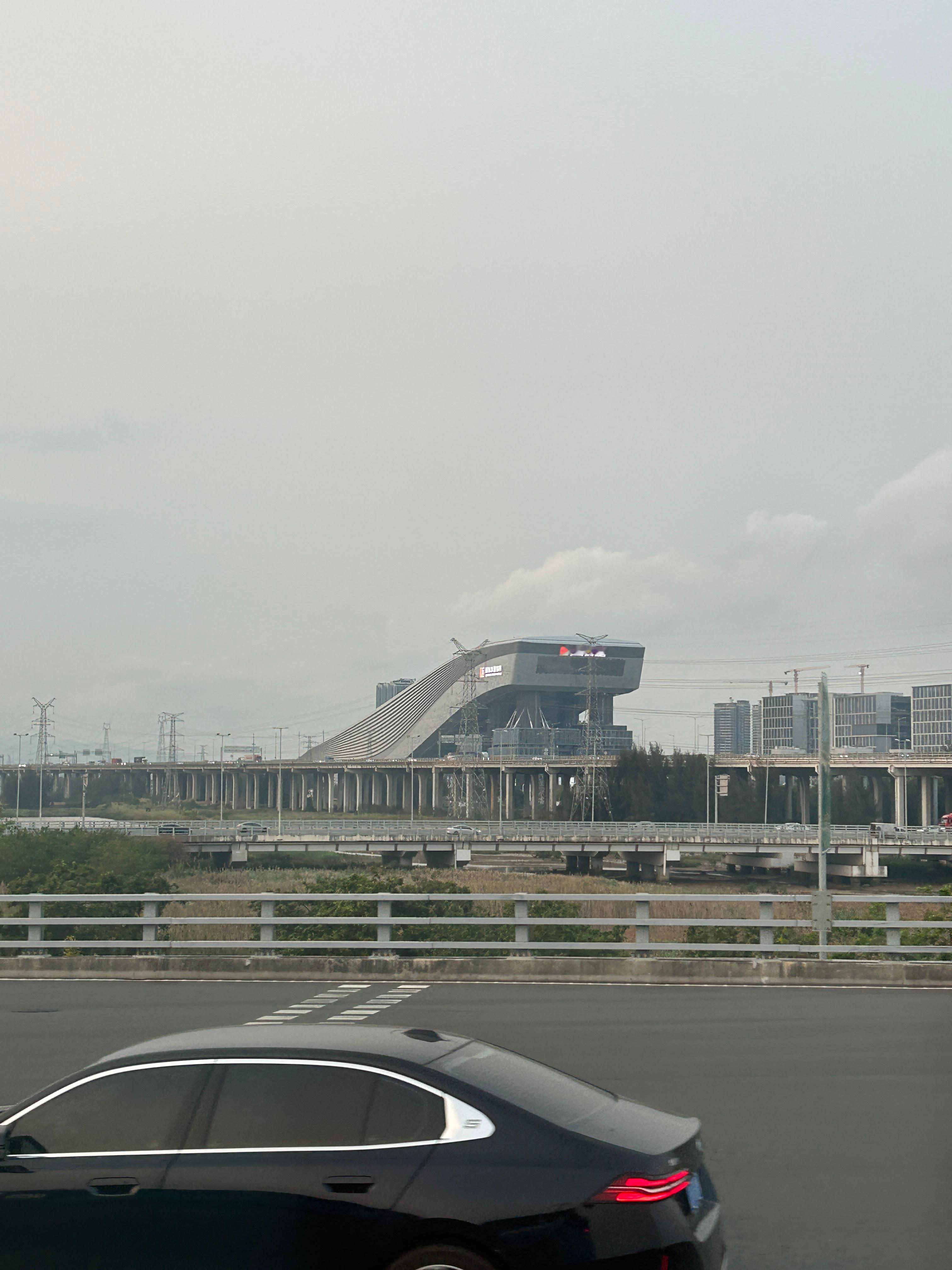 想起了它还没修好时的样子，这地儿咋样啊，有去过的吗？深圳·华发冰雪热雪奇迹