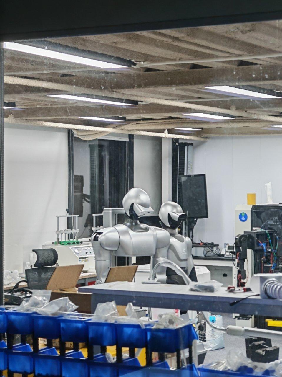 隔壁刚搬来一个做机器人的公司，刚来的时候机器人还只有俩胳膊，最近下班陆续看它长出