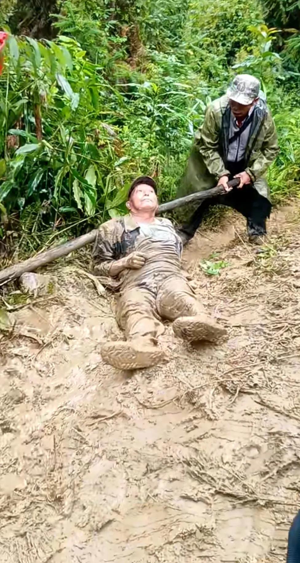 两哥们去赶集，去一小吃摊喝酒，可一个酒量不行，回家的路上直接躺在稀泥路面，酒友想