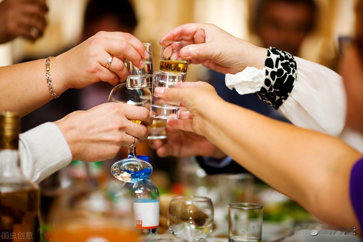 四川，34岁女销售为了完成业绩，陪客户推杯换盏，喝得晕晕乎乎后，负责人还催促她参