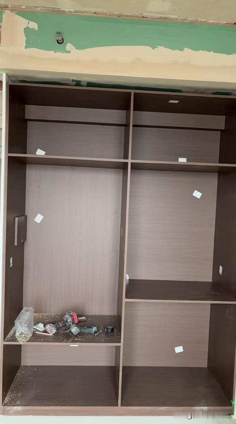 全屋定制第二个坑又来了，才知道在侧边装开关面板，居然要打个这么大的补丁[捂脸哭]