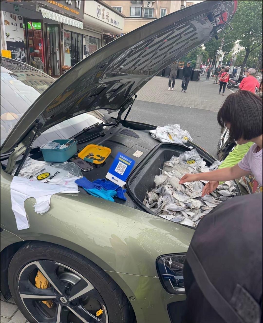 在街头撞见这场景，直接看呆了，这画面谁不愣两秒？楼下撞见个神操作：新能源车引擎