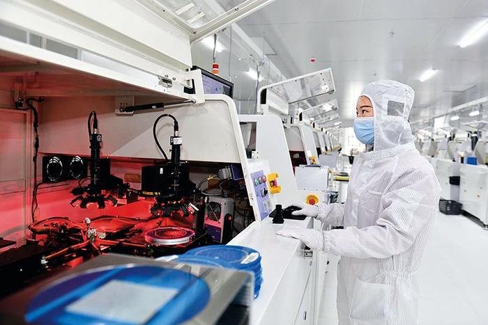 中国新兴产业发展方向那可是相当多元。人工智能领域，像智能语音助手、自动驾驶技术不