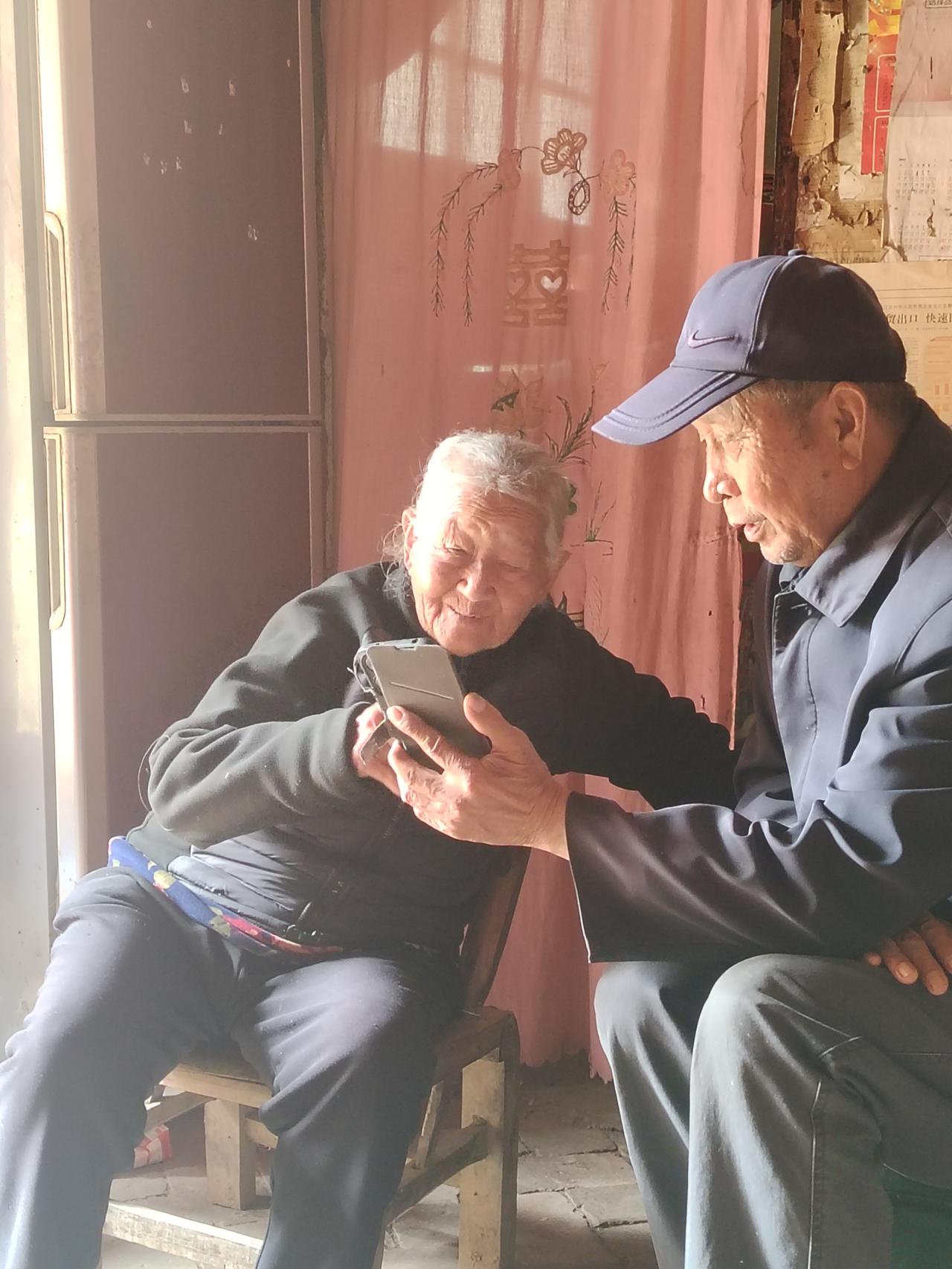 河南桐柏104岁老太五世同堂，身体硬朗精神矍铄，长寿真相藏在烟火气里在河南