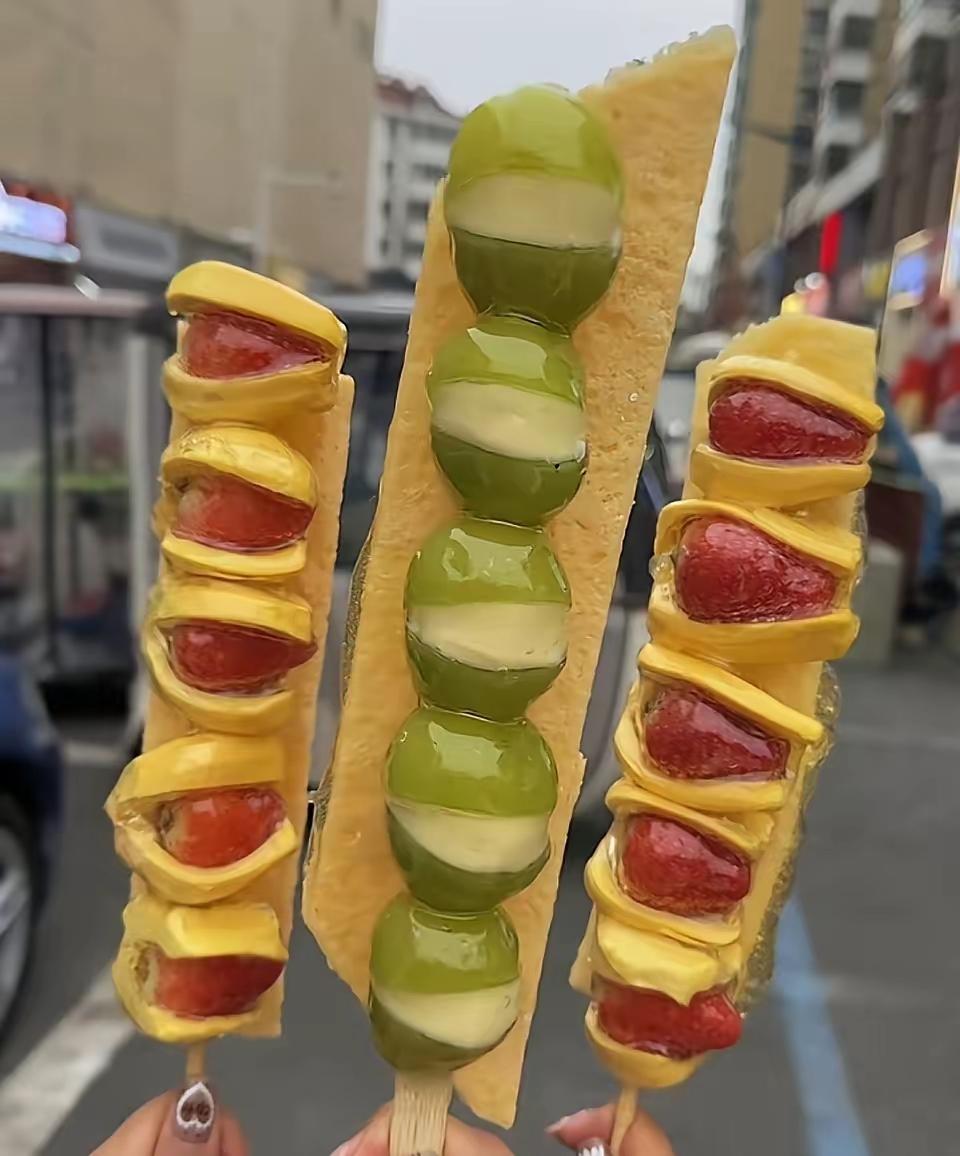 最近奶皮子糖葫芦火得不行，先尝鲜的那波人却后悔了：这脸怕是保不住了！医生看到都急