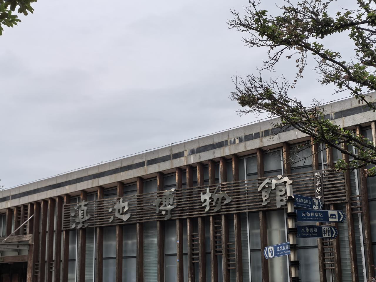 滇池博物馆，位于日新路与盘龙江交汇处的龙江公园内，博物馆周一闭馆，周二至周日早上