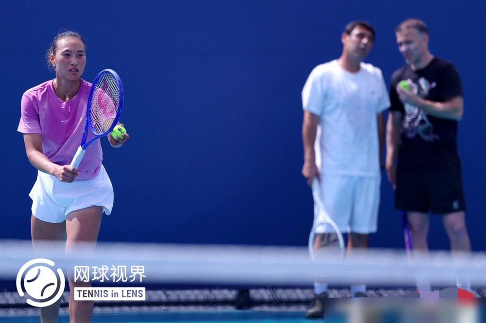 郑钦文团队出大事了！功勋教练里巴闪电回归，和新教练站在一起，这球还怎么打？