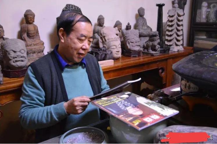 知识分子看来都喜欢文玩啊，图一，是著名作家贾平凹的家，可以看到，贾平凹的家里