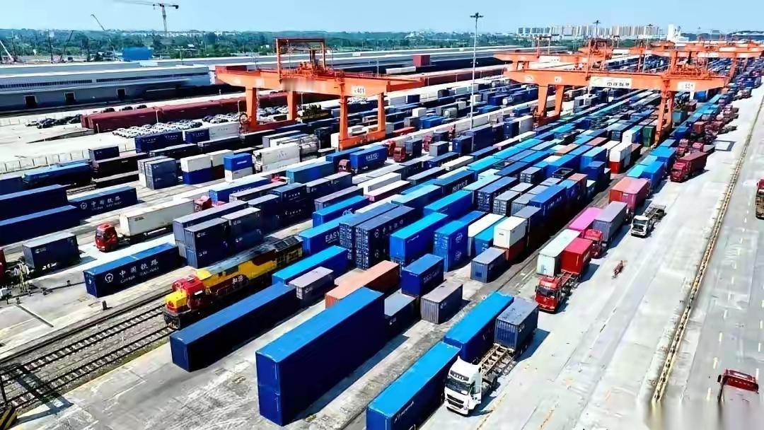 摊开地图看说真的成都除了地势平坦外，不靠海，连条能走大船的航道都没有。压根没有先