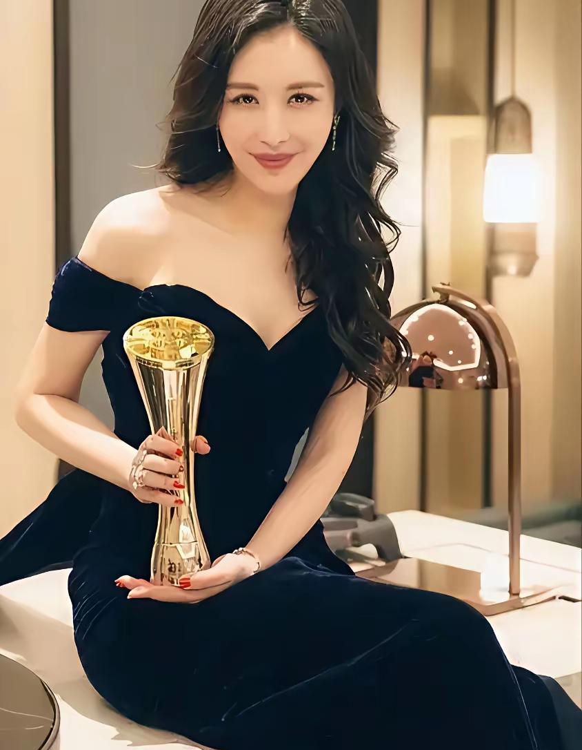 田朴珺这波“单飞”，已经彻底踢开了王石这块背景板！看看硬数据：承礼学院高端课程