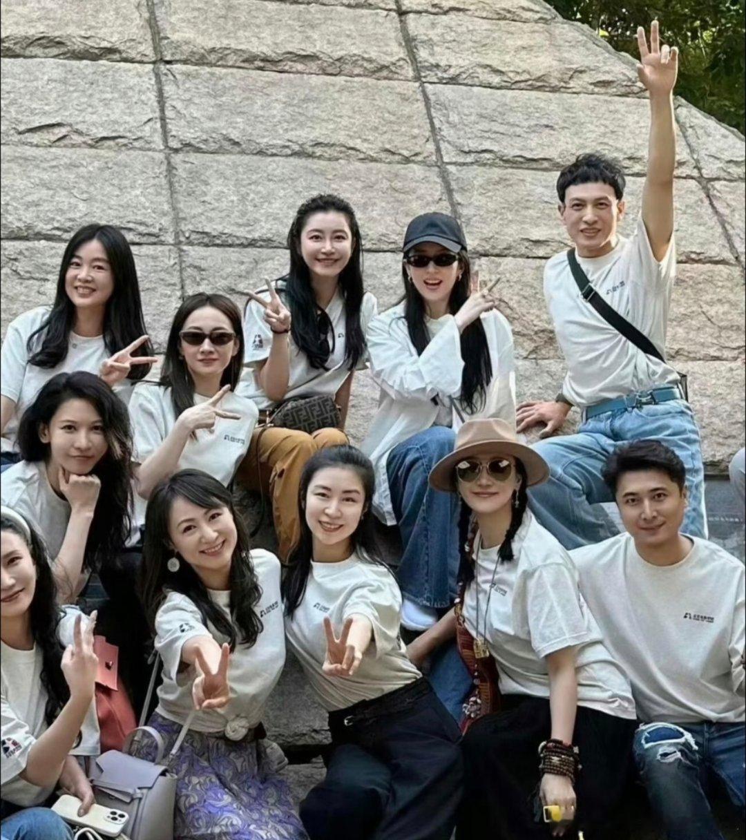 刘亦菲北电同学聚会落泪刘亦菲素颜参加北电同学聚会，美得好突出啊！刘亦菲北电同学聚