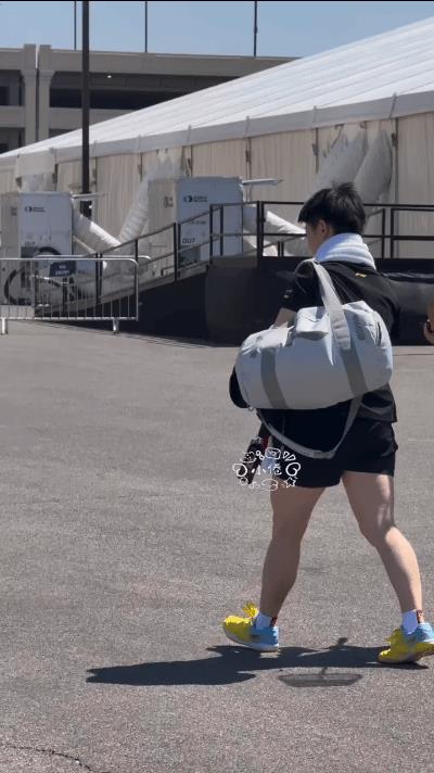 孙颖莎王楚钦下训，头顶毛巾防晒！莎莎和头头美国大满贯的第二天下训了，这沙漠气候