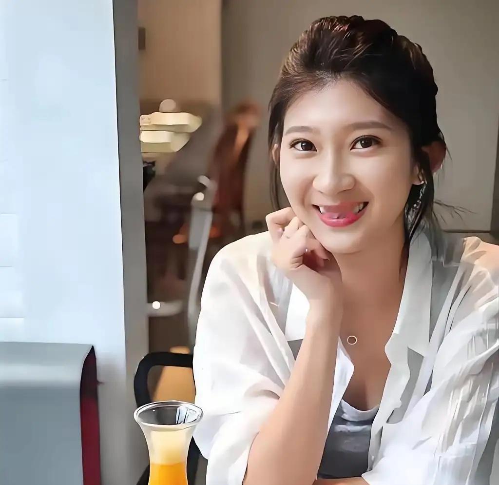 国民党发言人李明璇集美貌与才华与一身的超级美女，比郑丽文还激进。就因为多次发表认