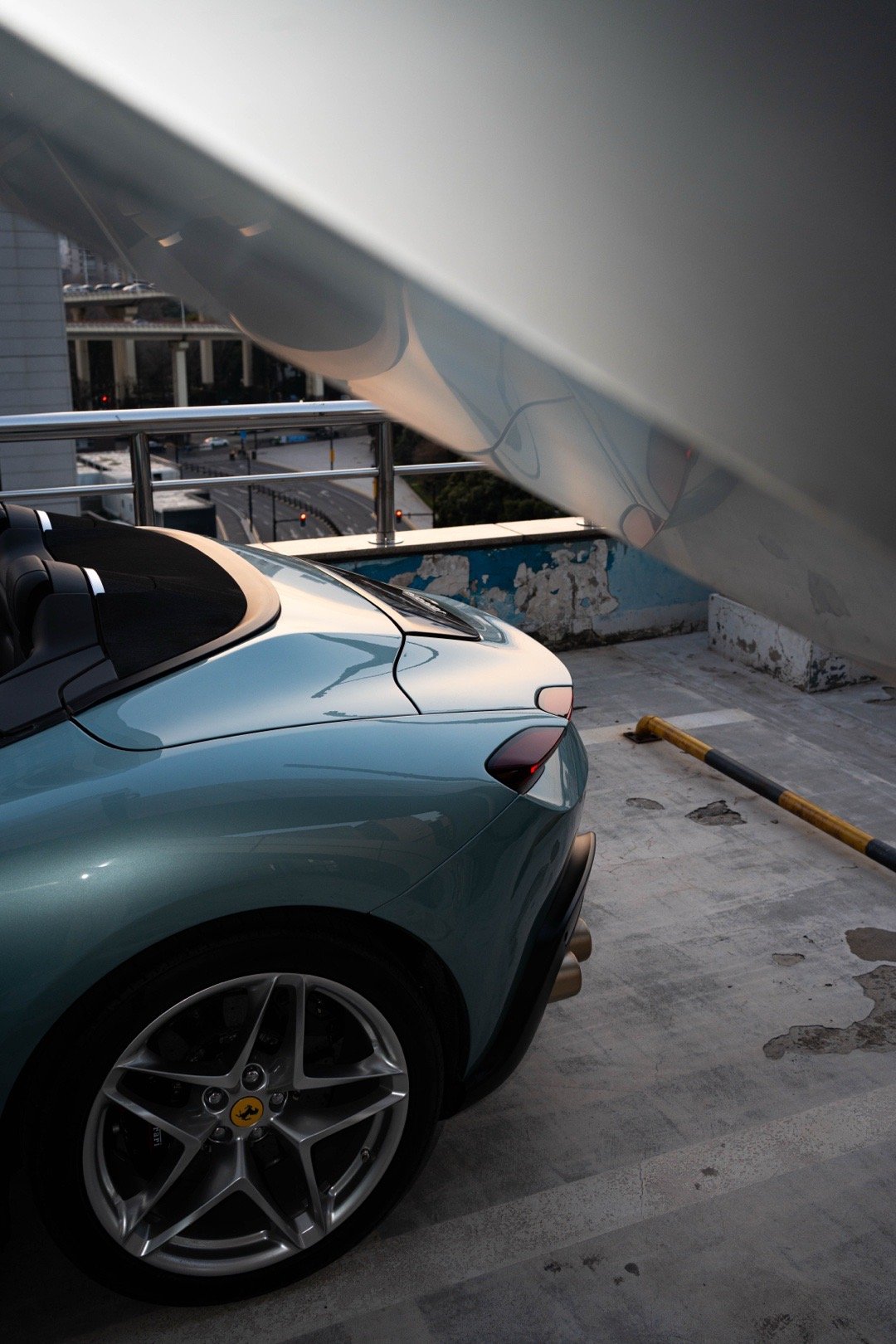 法拉利车主的“罗马假日”从白天到深夜带着romaspider走遍繁华上海的每个