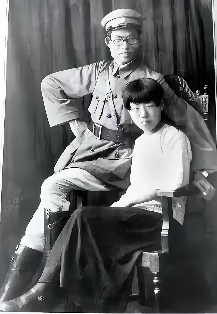 1940年，延安，朱仲芷主动跟丈夫萧劲光离了婚。那一年她已经是六个孩子的妈，和萧