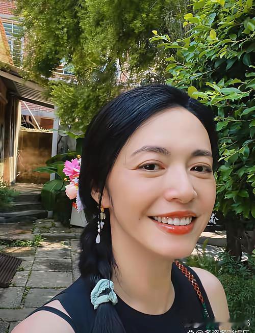 近日，演员姚晨带儿子小土豆回到福建老家，打卡厦门清水宫“大飞机同框”网红机位。该